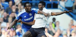 Michael Essien räumt im Kopfballduell Emmanuel Adebayor aus dem Weg Michael Essien Emmanuel Adebayor fc Chelsea Tottenham Hotspur