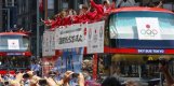 Japans Olympiasieger winken in die begeisterte Menge Olympia, Japan, Medaillen