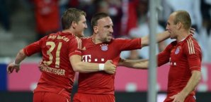 Franck Ribéry, unser Mann des Spieltags, jubelt hier mit Arjen Robben (r.) und Bastian Schweinsteiger (li.). Arjen Robben, Franck Ribéry, Toni Kroos, Bayern München