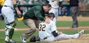 Brandon McCarthy wurde auf dem Platz behandelt Brandon McCarthy, MLB, Oakland Atheltics