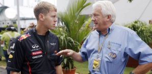 Charlie Whiting im Gespräch mit Sebastian Vettel charlie whiting, sebastian vettel, formel 1