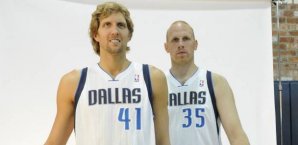 Spielt nun auch bei den Dallas Mavericks mit Dirk Nowitzki zusammen: Chris Kaman Chris Kaman,Dirk,nowitzki,dallas,mavericks,media,day