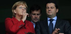 Christian Seifert (re.) beim Dortmund-Spiel mit Angela Merkel christian,seifert,dfl,angela,merkel,dortmund,bvb,borussia