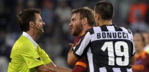 Daniele De Rossi diskutiert während der Juve-Schlappe mit dem Schiri Daniele,de,rossi,as,rom,juventus,turin,schiedsrichter