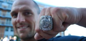 Dennis Seidenberg präsentiert seinen Stanley Cup-Ring Dennis Seidenberg Boston Bruins, Stanley Cup-Ring