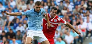 Edin Dzeko - hier im Zweikampf mit Ryan Nelson - brachte City wieder in Führung Edin,Dzeko,Manchester,City,ryan,nelson,queens,park,rangers