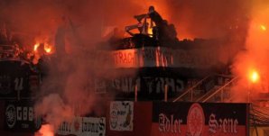 Fans von Eintracht Frankfurt und Pyrotechnik Eintracht Frankfurt,Pyrotechnik,Bundesliga