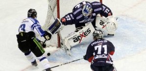 Eisbären-Torwart Rob Zepp (mi.) konnte die Niederlage nicht verhindern Eishockey, DEL, Eisbären, Rob Zepp