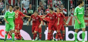 Die Bayern gratulieren Bastian Schweinsteiger kollektiv FC,bayern,münchen,bastian,schweinsteiger,tor,vfl,wolfsburg,jubel