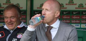 Matthias Sammer war mit der ersten Halbzeit nicht zufrieden fc,bayern,münchen,matthias,sammer,bank,wasser