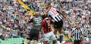 Christian Abbiati kommt nicht an den Ball und leitet Milans Pleite ein Fußball,Abbiati,MIlan