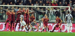 Andrea Pirlo bringt Juventus mit seinem Freistoß gegen die Roma in Führung Fußball,Serie A,Pirlo,Juventus,Roma