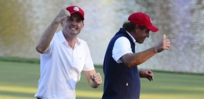 Keegan Bradley und Phil Mickelson feiern die Ryder Cup-Führung der USA Golf,Bradley,Mickelson
