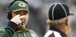 Green Bay-Coach Mick McCarthy diskutiert mit einem Ersatz-Schiri Green,bay,packers,mick,mccarthy,schiri