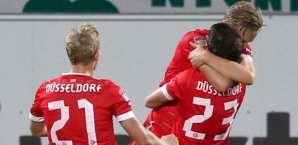 Die Teamkollegen feiern Ken Ilsö Ken Ilsö, Fortuna Düsseldorf