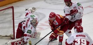 Daniel kreuzer versucht sich gegen Kölns Danny aus den Birken Kölner,haie,daniel,kreuzer,deg