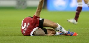 Leon Andreasen schmerzerfüllt am Boden Leon Andreasen, hannover 96