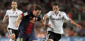 Lionel Messi im Laufduell mit Andres Guardado lionel messi, fc barcelona, andres guardado, fc valencia