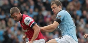 Lukas Podolski im Zweikampf mit Edin Dzeko Lukas Podolski, FC Arsenal, Edin Dzeko, Manchester City