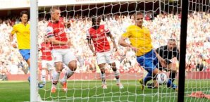 Lukas Podolski (2. v. li) ist Augenzeuge des 1:0 für Arsenal Lukas,podolski,fc,arsenal,fc,southhampton