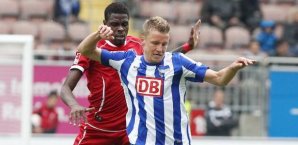 Maik Franz im Laufduell mit Mohamadou Idrissou maik franz, hertha bsc, Mohamadou Idrissou, 1. fc kaiserslautern