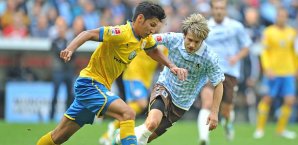 Eintracht Braunschweigs Marcel Correia wird von Daniel Halfar verfolg Marcel Correia, Eintracht Braunschweig, Daniel Halfar, 1860 München