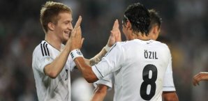 Marco Reus (li.) und Mesut Özil wollen wie gegen Färöer jubeln Marco Reus, Mesut Özil, DFB