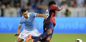 Lazios Mauro Zarate (L) stoppt Anselmo von Genua Mauro Zarate, Lazio Rom, Anselmo, Genua