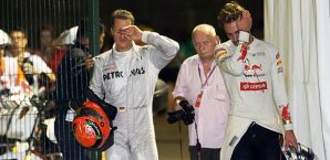 Michael Schumacher und Jean-Eric Vergne nach ihrem Unfall Michael Schumacher, Jean-Eric Vergne