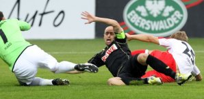 Miso Brecko (l.) wird von Björn Jopek von den Beinen geholt miso brecko, 1. fc köln, björn jopek, union berlin