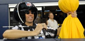 NFL-Fans machen sich gerne über die Ersatz-Schiris lustig nfl,fan,referees,schiedsrichter,kritik,gelbe,flagge
