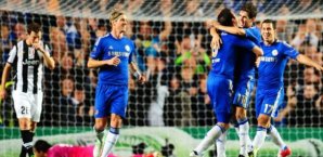 Doppeltorschütze Oscar wird von seinen Teamkollegen gefeiert Oscar, FC Chelsea
