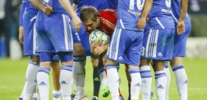 Philipp Lahm holt sich im CL-Finale gegen Chelsea den Ball zum Elfmeterschießern Philipp Lahm, FC Bayern, Champions League
