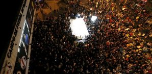 Die Fans warten vor dem Stadion von Rayo Vallecano auf Einlass Rayo Vallecano, Stadion, Fans