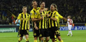 Die BVB-Spieler jubeln mit Robert Lewandowski robert lewandowski, borussia dortmund