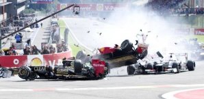 Romain Grosjean fliegt nur knapp an Fernando Alonso vorbei Romain Grosjean,Formel 1,GP von Belgien