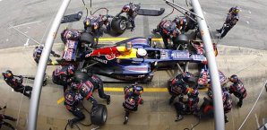 Der Bolide von Sebastian Vettel macht Schwierigkeiten Sebastian Vettel, Red Bull