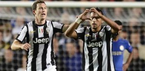 Stephan Lichtsteiner gratuliert Arturo Vidal zu seinem Treffer Stephan Lichtsteiner, Arturo Vidal, Juventus Turin