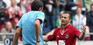Deniz Aytekin (li.) stand nach dem Platzverweis gegen Huszti in der Kritik. Szabolcs Huszti, Deniz Aytekin