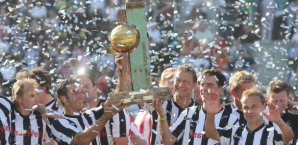 Team Deutschland feiert am Sonntag beim Tag der Legenden im Millerntor-Stadion in Hamburg seinen Sieg. Tag der Legenden,Fußball