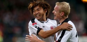 Takashi Inui freut sich mit Sebastian Rode Takashi Inui, Sebastian Rode, eintracht frankfurt