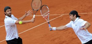 Die deutschen Tennisspieler Philipp Petzschner (li.) und Benjamin Becker verloren bei der Davis Cup Begegnung Deutschland - Australien im Doppel. Tennis,Davis Cup