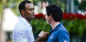 Tiger Woods und Rory McIlroy geben sich nach der Runde die Hand Tiger Woods, Rory McIlroy