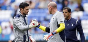 Wegen Hugo Lloris (l.) kriegen sich Fabien Barthez und Brad Friedel (r.) in die nicht vorhandenen Haare Tottenham,Friedel,Lloris