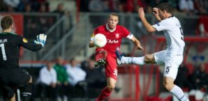 Ron-Robert Zieler rettete am Ende mehrfach gegen Luc Castaignos Twente,Hannover