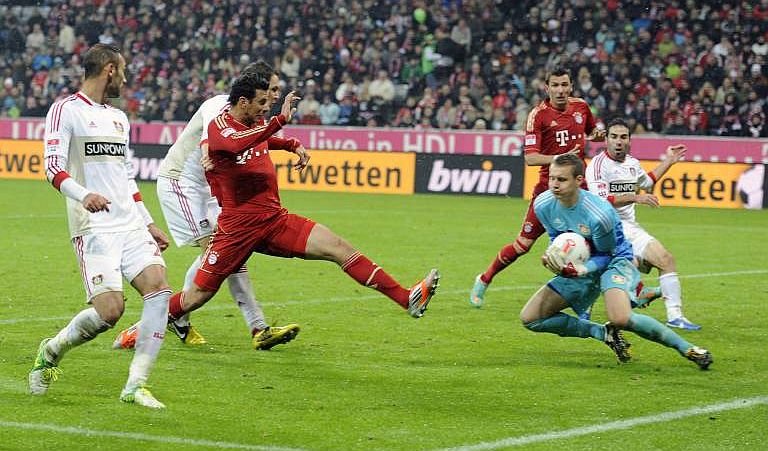 Bernd Leno ist gegen Claudio Pizarro zur Stelle