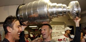 Dominik Hasek stemmt den Stanley Cup Dominik hasek, nhl, stanley cup