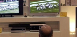 Nein, der Typ mit dem schütteren Haar im Vordergrund ist nicht unser Kolumnist, der hat volles Haar Football,TV