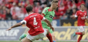 Nikolce Noveski (li.) versucht Ken Ilsö unfair zu stoppen fortuna,düsseldorf,fsv,mainz,05,noveski,ilsö