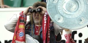 Die Bayern-Fans brauchen wieder Ferngläser, um die abgehängt Konkurrenz zu sehen Fußball,Bayern,Fernglas